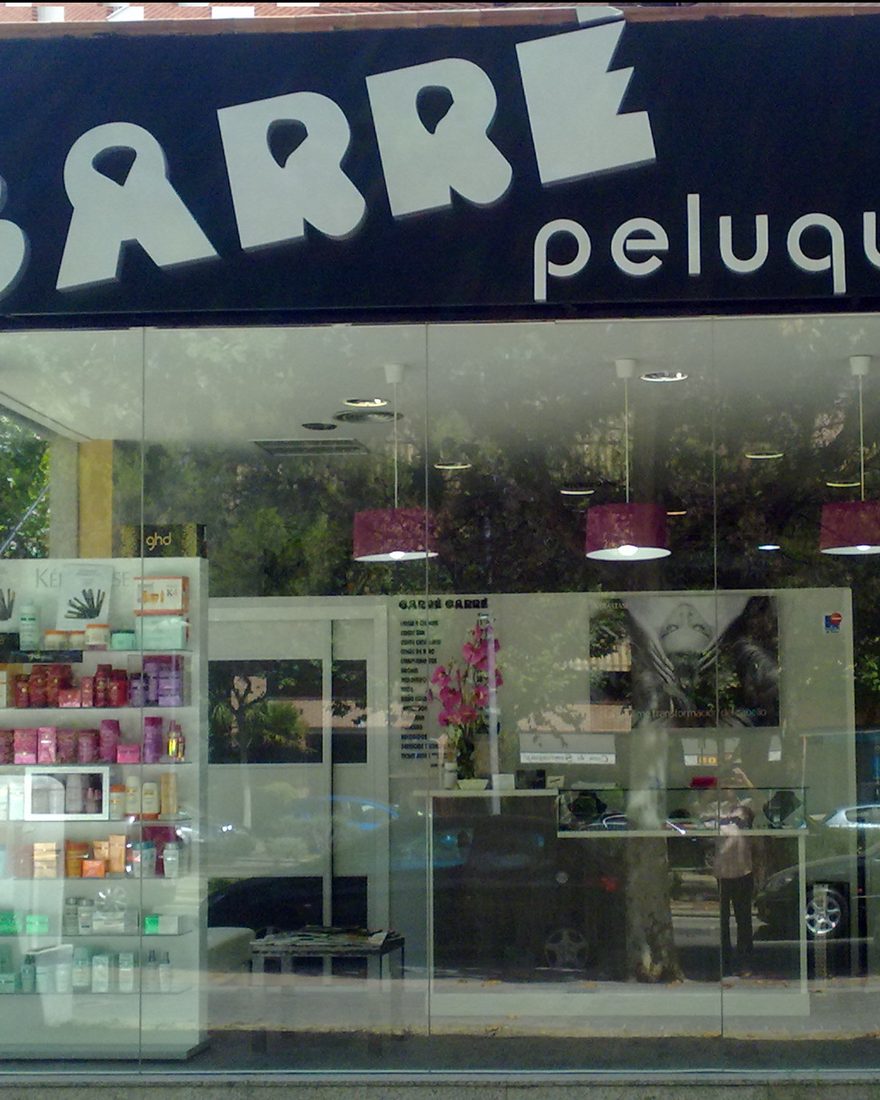 Detalles del interior del salón Carré, con espejos y butacas de peluquería
