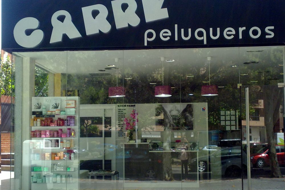 Mesa de trabajo del salón con herramientas de peluquería ordenadas