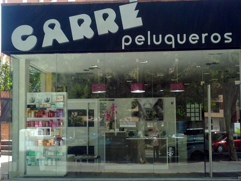 Zona de lavado del salón Carré con butacas y espejos
