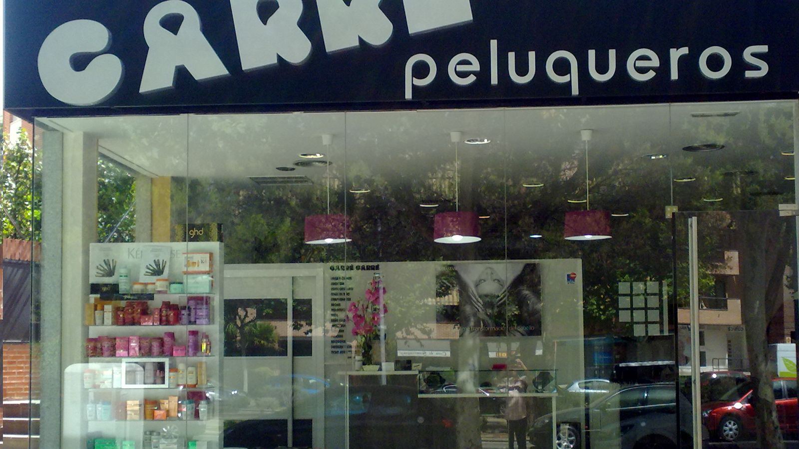 Interior del salón Carré Peluqueros, con luz cálida y mobiliario elegante