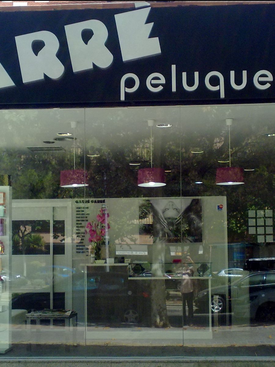 Interior del salón Carré con butacas de peluquería y espejos